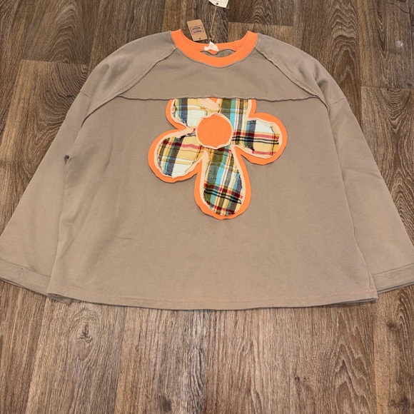 Easel Los Angeles Tops - Casual Tan Sweatshirt with Plaid Flower Design
